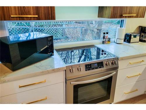 5759 Robinson Street, Niagara Falls, ON - Indoor Photo Showing Kitchen