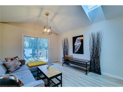 5759 Robinson Street, Niagara Falls, ON - Indoor Photo Showing Living Room