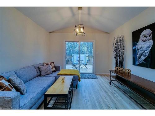 5759 Robinson Street, Niagara Falls, ON - Indoor Photo Showing Living Room