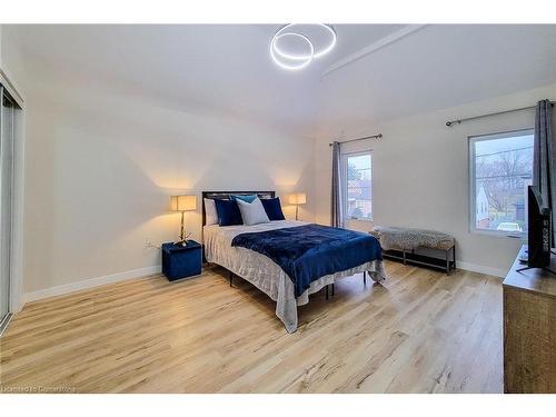 5759 Robinson Street, Niagara Falls, ON - Indoor Photo Showing Bedroom