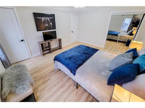 5759 Robinson Street, Niagara Falls, ON - Indoor Photo Showing Bedroom