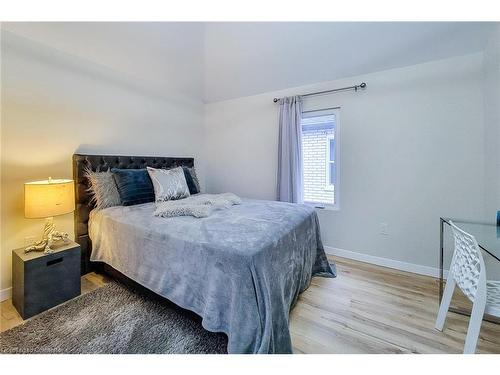 5759 Robinson Street, Niagara Falls, ON - Indoor Photo Showing Bedroom