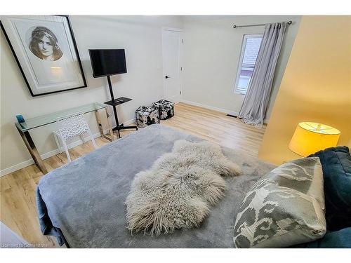 5759 Robinson Street, Niagara Falls, ON - Indoor Photo Showing Bedroom