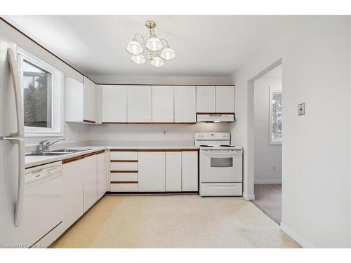 49-2200 Glenwood School Drive, Burlington, ON - Indoor Photo Showing Kitchen With Double Sink