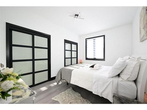 374 Highway 8, Stoney Creek, ON - Indoor Photo Showing Bedroom