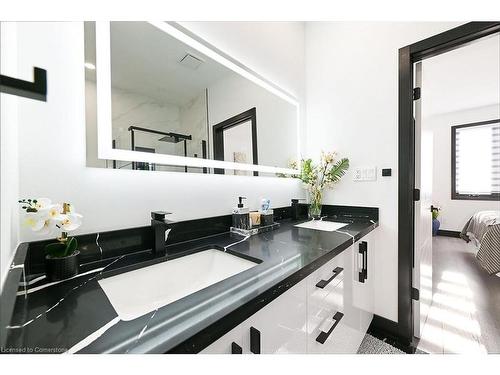 374 Highway 8, Stoney Creek, ON - Indoor Photo Showing Bathroom