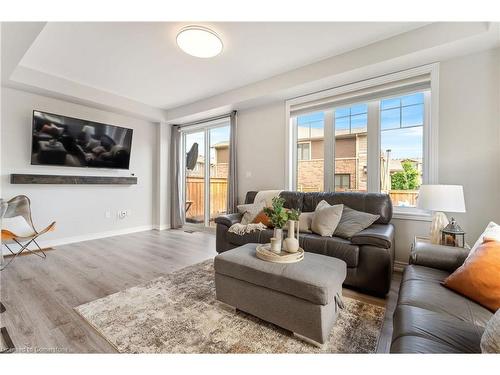 187-1890 Rymal Road E, Hamilton, ON - Indoor Photo Showing Living Room