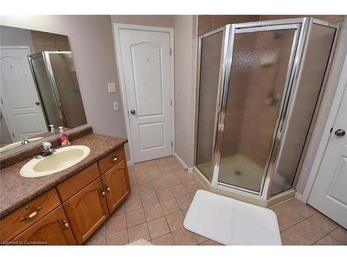 8-18 Cedar Street, Grimsby, ON - Indoor Photo Showing Bathroom