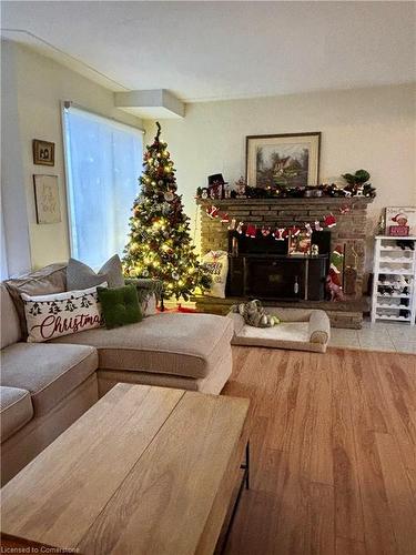 4195 John Street, Beamsville, ON - Indoor Photo Showing Living Room