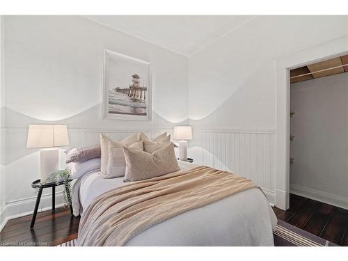 5816 Summer Street, Niagara Falls, ON - Indoor Photo Showing Bedroom