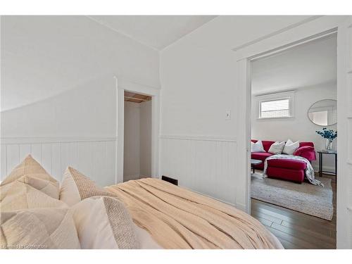 5816 Summer Street, Niagara Falls, ON - Indoor Photo Showing Bedroom