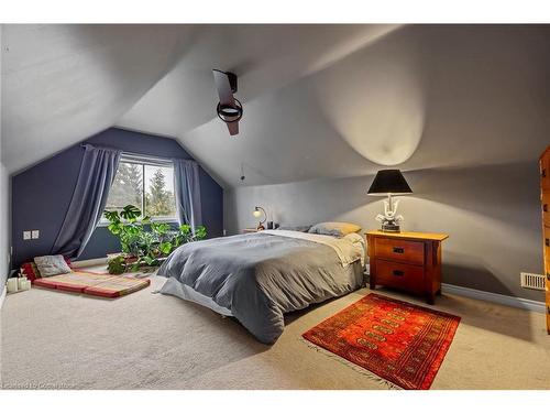 5816 Summer Street, Niagara Falls, ON - Indoor Photo Showing Bedroom