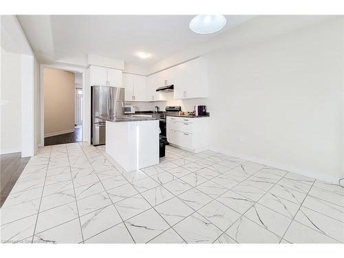 31 Santos Drive, Caledonia, ON - Indoor Photo Showing Kitchen