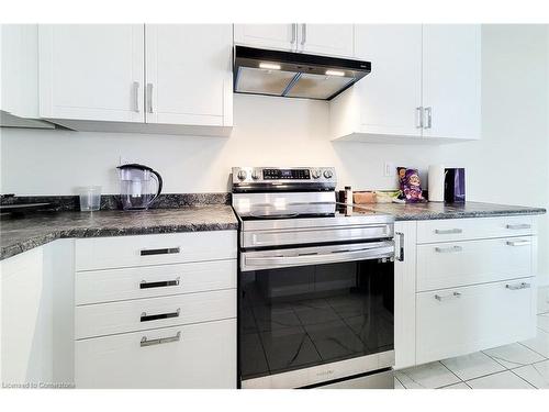 31 Santos Drive, Caledonia, ON - Indoor Photo Showing Kitchen With Upgraded Kitchen