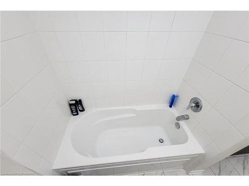 31 Santos Drive, Caledonia, ON - Indoor Photo Showing Bathroom