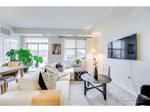 310-269 Georgian Drive, Oakville, ON - Indoor Photo Showing Living Room