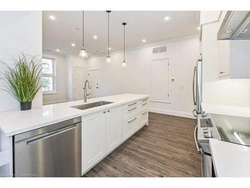 B-139 Macnab Street S, Hamilton, ON - Indoor Photo Showing Kitchen With Upgraded Kitchen