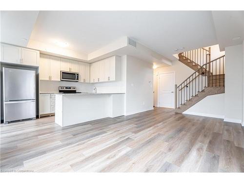 123-1577 Rose Way, Milton, ON - Indoor Photo Showing Kitchen