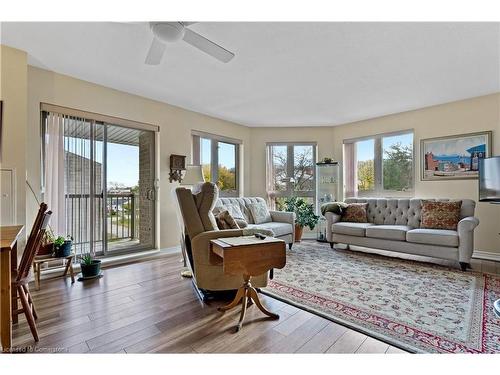 310-56 Kerman Avenue, Grimsby, ON - Indoor Photo Showing Living Room