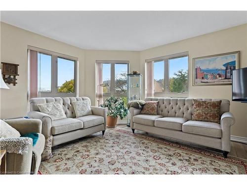 310-56 Kerman Avenue, Grimsby, ON - Indoor Photo Showing Living Room