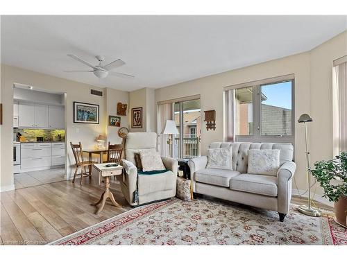 310-56 Kerman Avenue, Grimsby, ON - Indoor Photo Showing Living Room