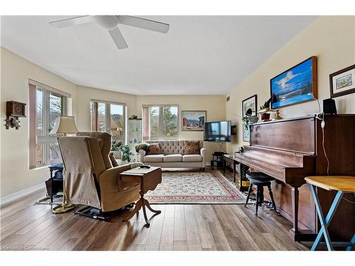 310-56 Kerman Avenue, Grimsby, ON - Indoor Photo Showing Living Room