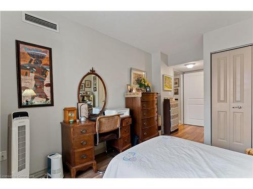 310-56 Kerman Avenue, Grimsby, ON - Indoor Photo Showing Bedroom