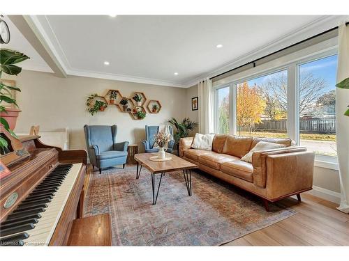 8 Grenoble Road, Hamilton, ON - Indoor Photo Showing Living Room