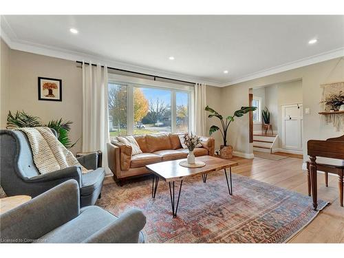 8 Grenoble Road, Hamilton, ON - Indoor Photo Showing Living Room