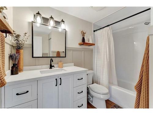 8 Grenoble Road, Hamilton, ON - Indoor Photo Showing Bathroom