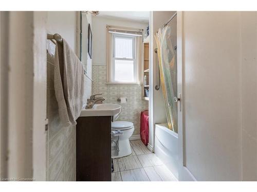 62 Alma Street, Dundas, ON - Indoor Photo Showing Bathroom