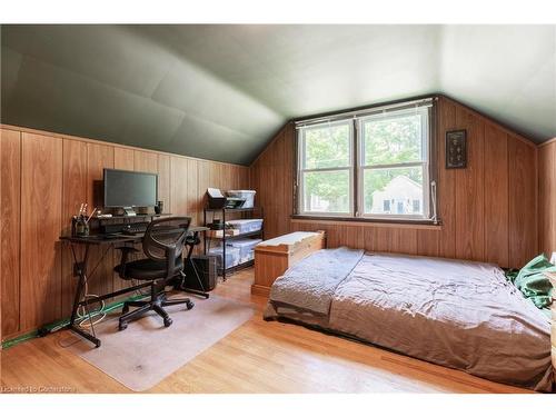 62 Alma Street, Dundas, ON - Indoor Photo Showing Bedroom