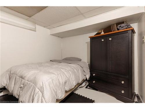 62 Alma Street, Dundas, ON - Indoor Photo Showing Bedroom