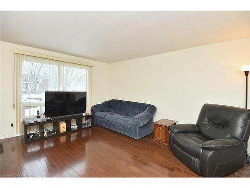 1 Eastview Avenue, Hamilton, ON - Indoor Photo Showing Living Room