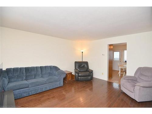 1 Eastview Avenue, Hamilton, ON - Indoor Photo Showing Living Room