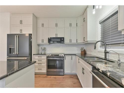 75 Monarch Woods Drive, Kitchener, ON - Indoor Photo Showing Kitchen With Double Sink With Upgraded Kitchen