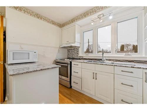 382 Tamarack Circle, Oakville, ON - Indoor Photo Showing Kitchen