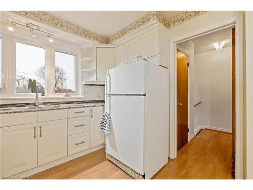 382 Tamarack Circle, Oakville, ON - Indoor Photo Showing Kitchen