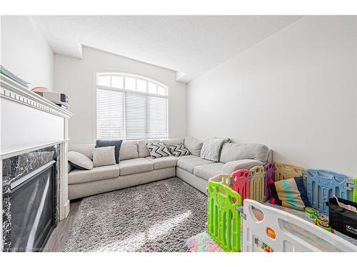 95 Kenesky Drive, Hamilton, ON - Indoor Photo Showing Living Room