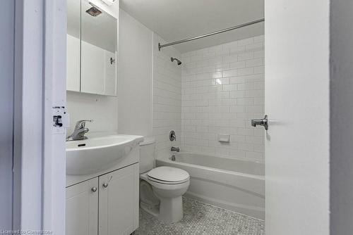 402-770 Hager Avenue, Burlington, ON - Indoor Photo Showing Bathroom