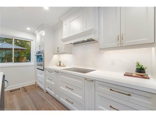 3150 Bentworth Drive, Burlington, ON - Indoor Photo Showing Kitchen With Upgraded Kitchen