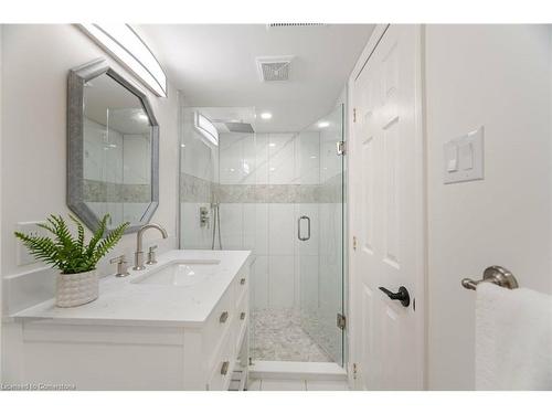 3150 Bentworth Drive, Burlington, ON - Indoor Photo Showing Bathroom