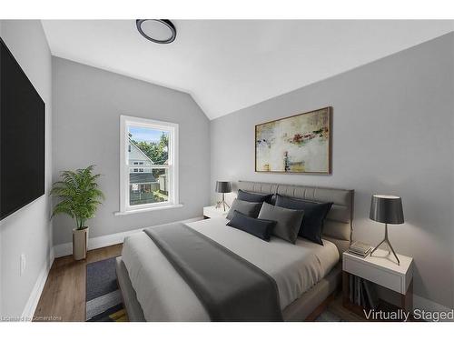 55 Douglas Avenue, Hamilton, ON - Indoor Photo Showing Bedroom