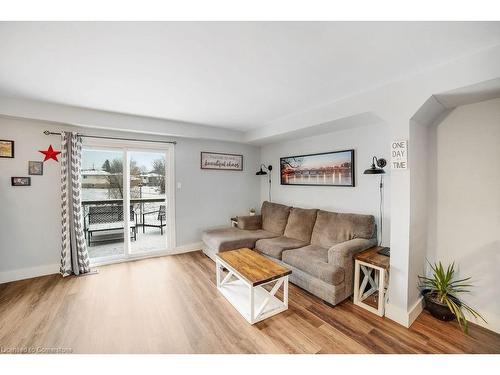 90 Glenmor Place, Caledonia, ON - Indoor Photo Showing Living Room