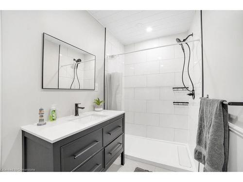 90 Glenmor Place, Caledonia, ON - Indoor Photo Showing Bathroom