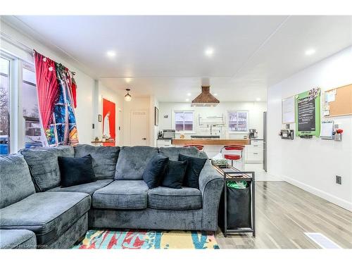 30 Radford Avenue, Cambridge, ON - Indoor Photo Showing Living Room