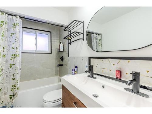 30 Radford Avenue, Cambridge, ON - Indoor Photo Showing Bathroom