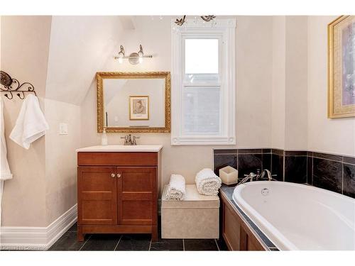 80 Alanson Street, Hamilton, ON - Indoor Photo Showing Bathroom