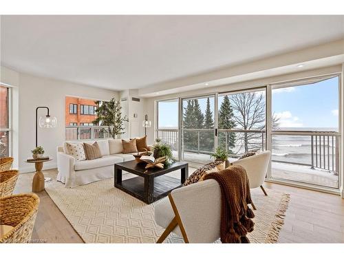 202-2210 Lakeshore Road, Burlington, ON - Indoor Photo Showing Living Room