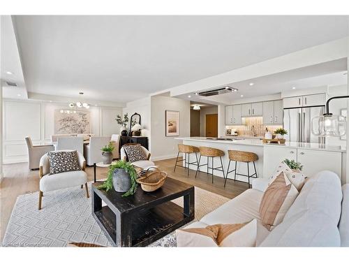 202-2210 Lakeshore Road, Burlington, ON - Indoor Photo Showing Living Room